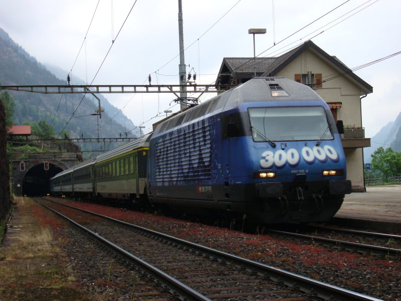 Die Re 460 106-8 zieht einen Schnellzug von Locarno her bei Wassen vorbei. 3.6.2007