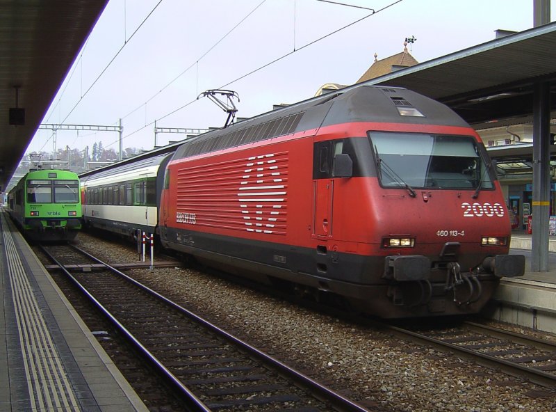 Die Re 460 113 mit einem IC am 03.11.2007 in Spiez. 