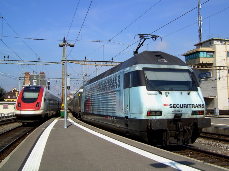 Die Re 460 114 und ein ICN am 28.08.2008 bei einer Doppelausfahrt in Lausanne. 