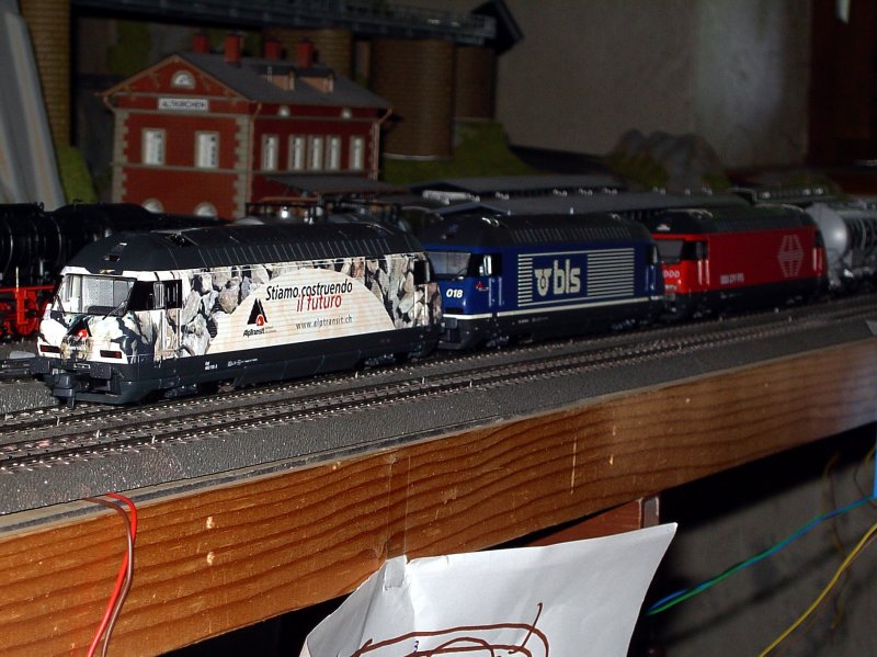 Die Re 460 118 Alptransit, die Re 465 018 der BLS und die Re 460 046 Setzen sich mit einem Schweren Gterzug in Richtung berge in Bewegung. 