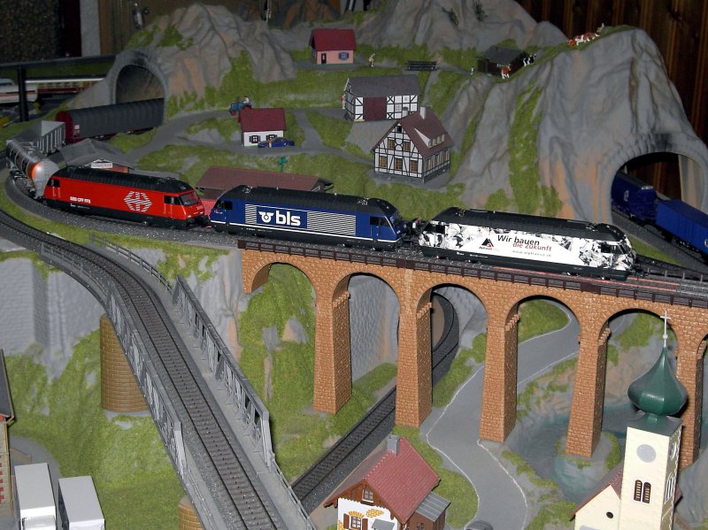 Die Re 460 118 Alptransit, die Re 465 018 der BLS und die Re 460 046 bei der berfahrt ber das Steinbogen Viadukt mit ihrem Schwerem Gterzug. 