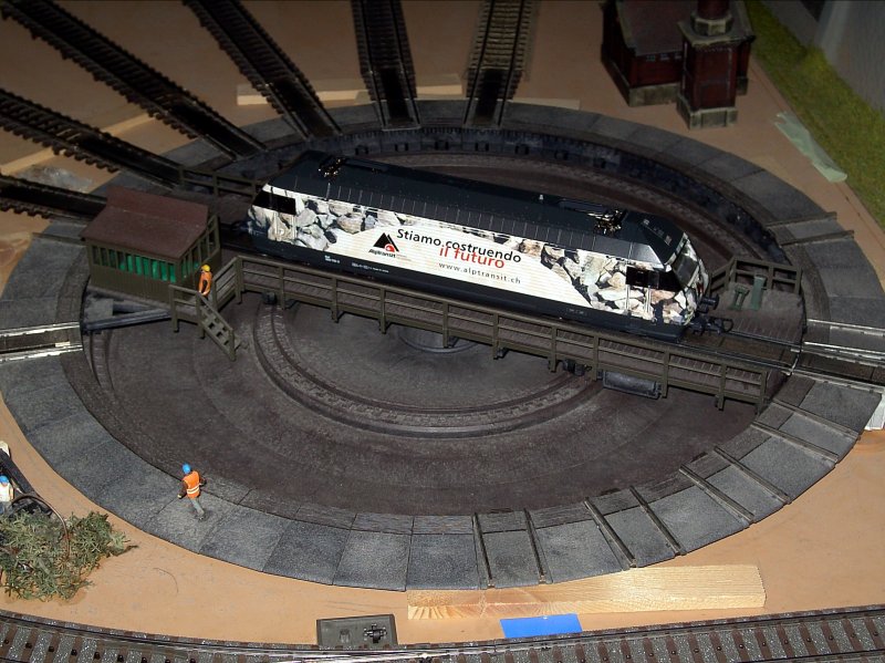 Die Re 460 118 beim drehen auf der Drehscheibe. 