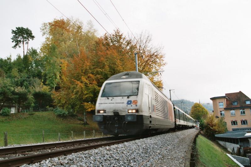 Die Re 460 mit der Werbeaufschrift, T S R, am 3.11.03 auf der Strecke Arth-Goldau - Zug