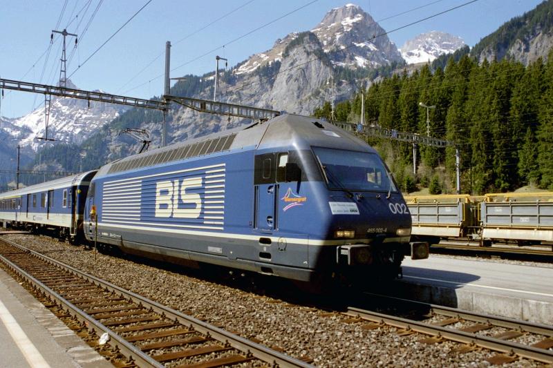 Die Re 465 002-4 der BLS, am 9.5.03 in Kandersteg 
