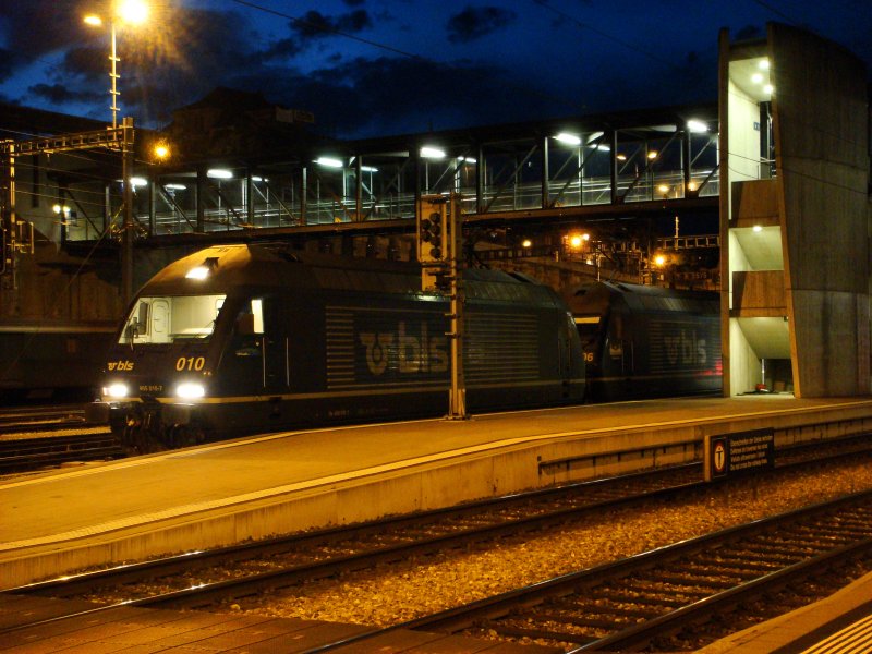 Die Re 465 010 und 006 warten mit einem Hangartnerzug in Spiez auf die Abfahrt nach Domodossola am 29.09.2007