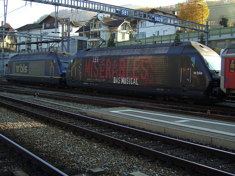 Die Re 465 015 und die Re 465 003 am 03.11.2007 mit einer RoLa in Spiez. 