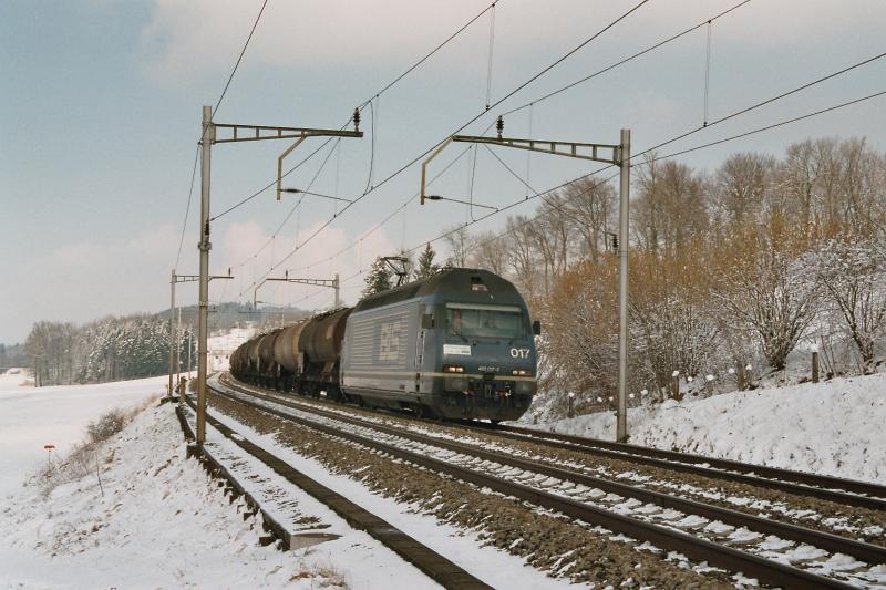 Die Re 465 017-2 mit einem Gterzug, am 24.2.04 auf der Strecke Oberrti - Rotkreuz