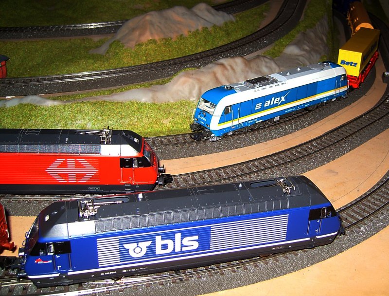 Die Re 465 018 ist gerade im Bahnhof mit ihrem Gterzug angekommen, die Re 460 046 wartet mit ihrem IR auf Gleis 3 auf Ausfahrt wehrend die 223 065 von Arriva mit ihrem Gterzug durch den Bahnhof rollt. 