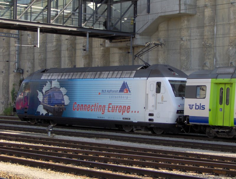 Die RE 465 der BLS Conecting Europa mit dem neuen LtschbergBasistunnel steht in Spiez