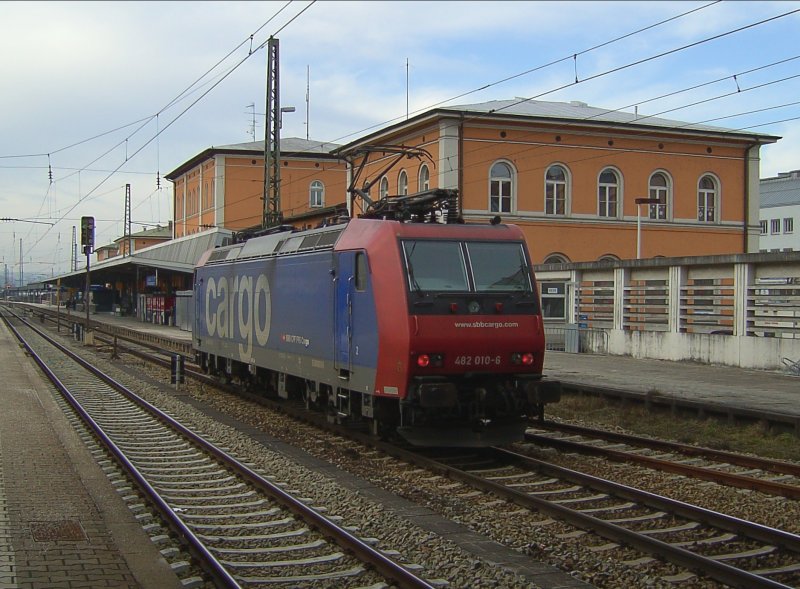 Die Re 482 010 am 04.01.2008 in Passau HBF. 