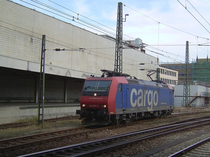 Die Re 482 010 am 04.01.2008 bei einer Rangierfahrt in Passau Hbf. 