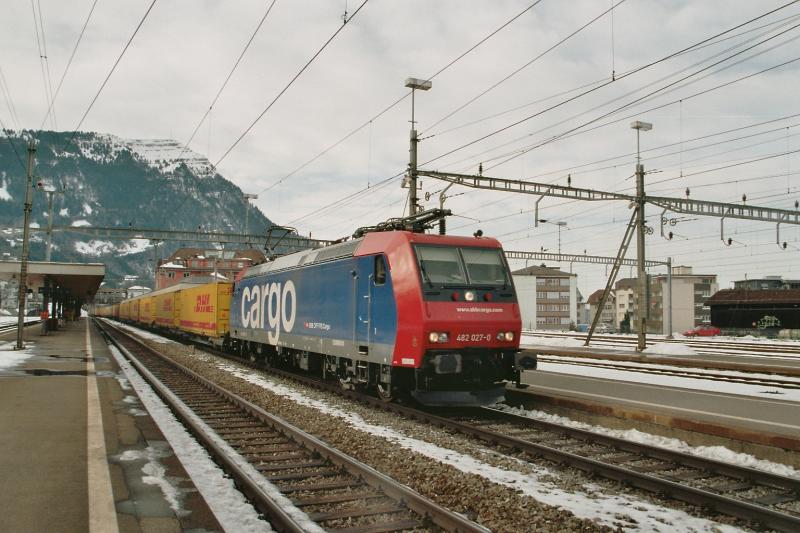 Die Re 482 027-0, mit einem DHL Gterzug, am 2.2.04 bei der Durchfahrt in Arth-Goldau.
