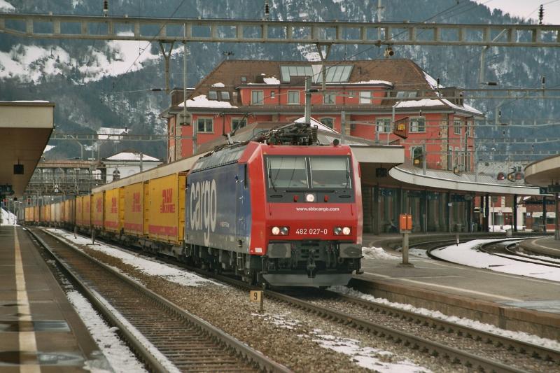 Die Re 482 027-0, mit einem DHL Gterzug, am 2.2.04 bei der Durchfahrt in Arth-Goldau.