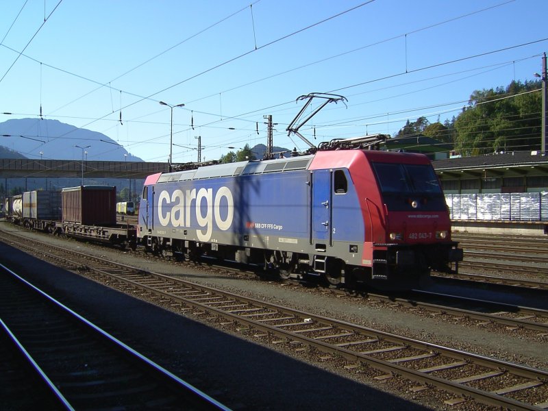 Die Re 482 043-7 bei der einfahrt in den Kufsteiner Bahnhof. (29.09.2007)