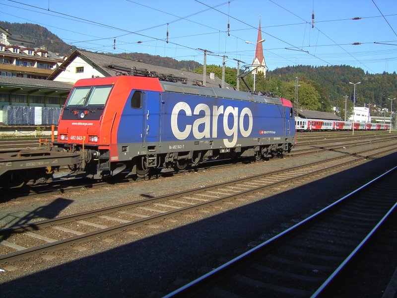 Die Re 482 043-7 mit Einem Gterzug bei der Einfahrt in den Bahnhof Kufstein am 29.09.2007.