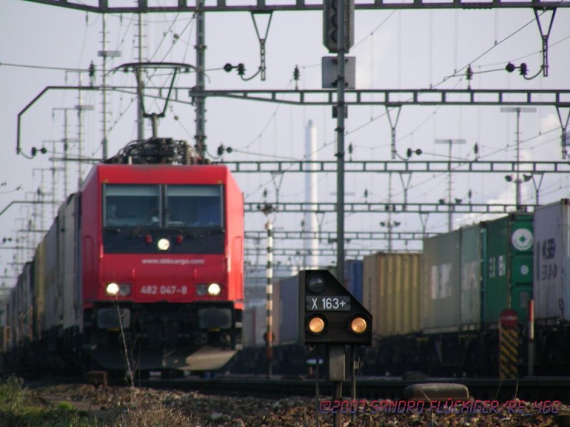 Die Re 482047-8 rollt in Muttenz auf einen  Zwerg  zu, der fr sie aber nicht gilt.
