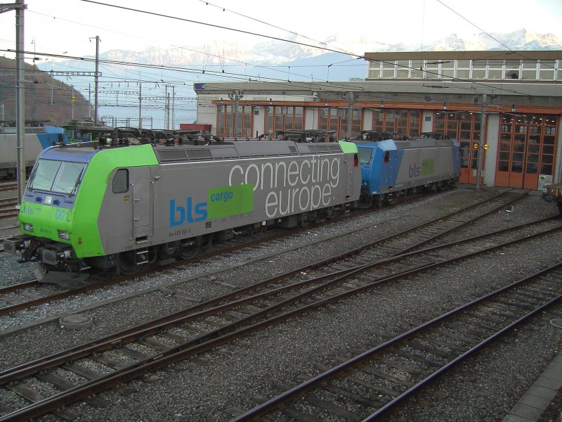 Die Re 485 001 der BLS und Eine BR 185 der BLS am 02.11.2007 im Depot Spiez. 