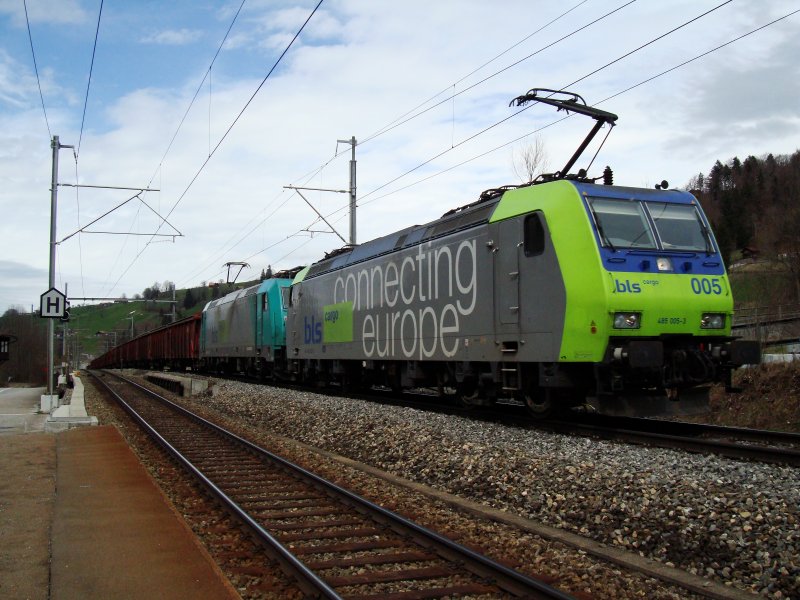 Die Re 485 005 und eine ATC BR 185.2 ziehen am 10.04.2008 einen GZ durch Mlenen