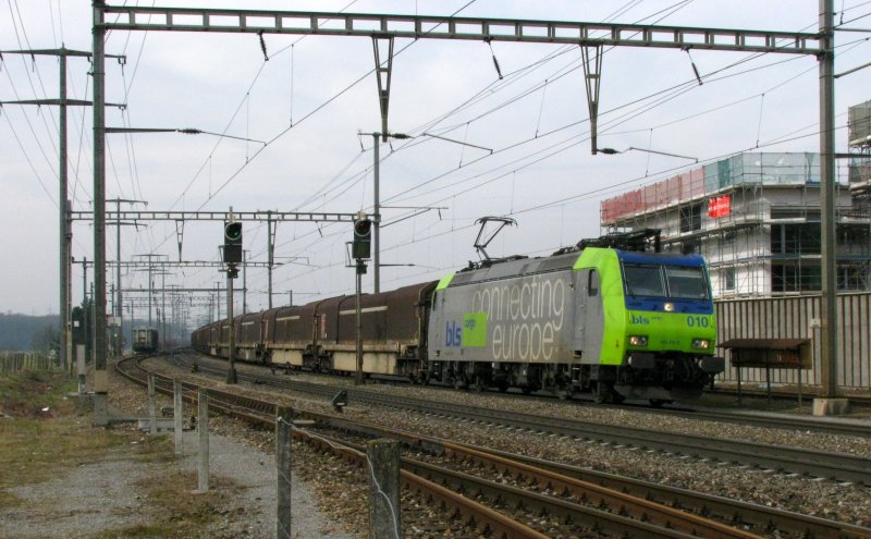 Die Re 485 010 fuhr am 14.04.2009 mit ihrem GZ bei Rheinfelden vorbei. Die ersten 5 Wagen sind von British Rail.
