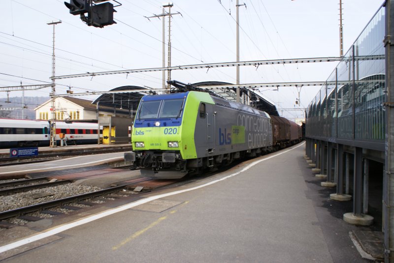 Die Re 485 020-2 fhrt mit einem Gterzug aus dem Bahnhof Olten aus, am 26.1.08.