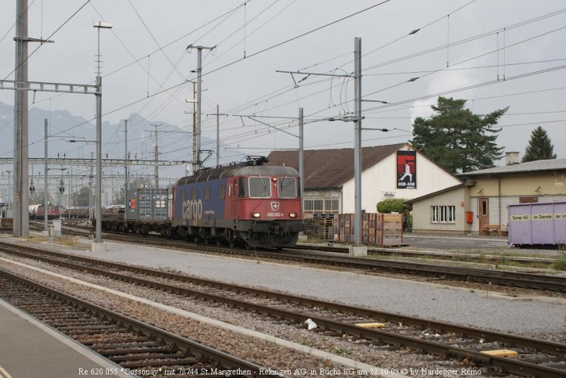 Die Re 620 055 *Cossonay* verlsst mit Containterzug 78744 von Wolfurt (A) und St. Margrethen nach Rekingen AG, den Grenzbahnhof Buchs SG.
22.10.09