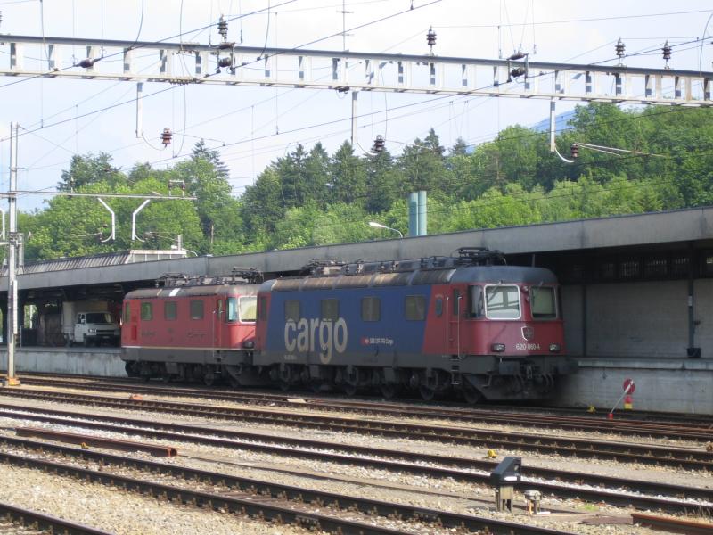 Die Re 620 060-4 ''Tavannes'' steht am 12.6.05 in Arth-Goldau, zusammen mit der Re 4/4'' 11316, die bereits eine Klimaanlag erhalten hat.
