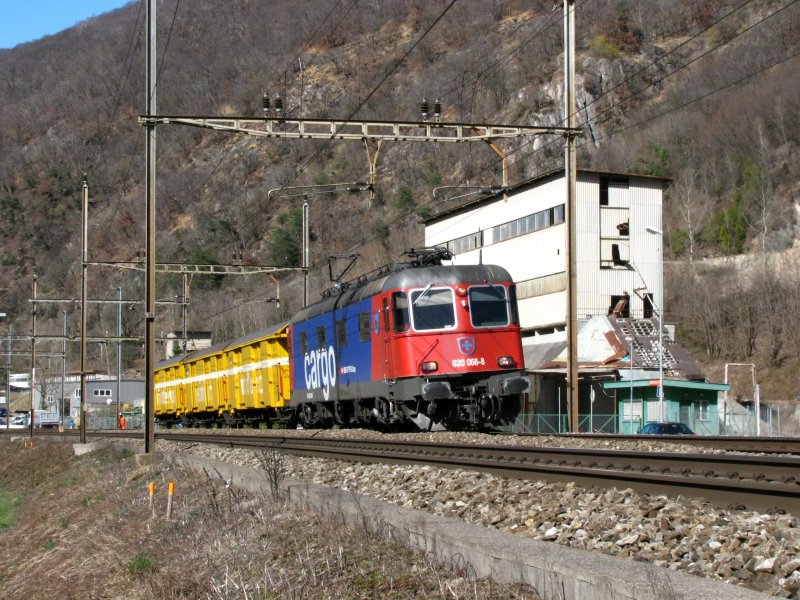 Die Re 620 58 hatte am 13.03.2009 gleich viel Achsen Last, wie sie Angetrieben hat. Das Bild entstand bei Castione.