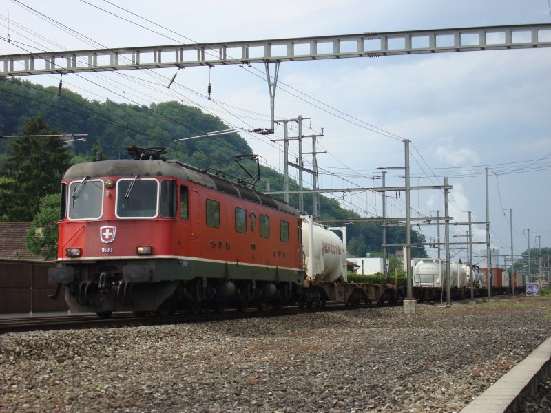 Die Re 6/6 11630 mit einem Gterzug nahe Aarau am 19.07.2007.Im Hintergrund ist der Khlturm des Atomkraftwerks Gsgen zu sehen.
