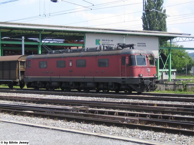 Die Re 6/6 11641 ''Moutier'' fuhr am 12.7.05 mit einem Gterzug durch Oberwinterthur.
