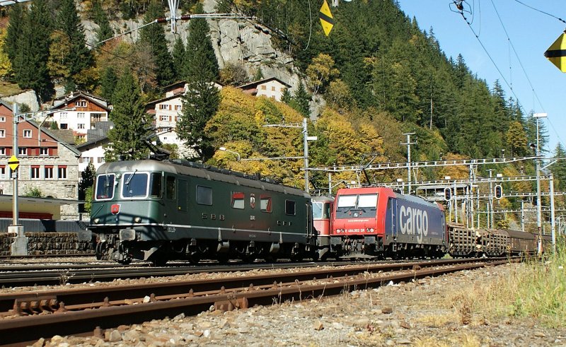Die Re 6/6 11646 und Re 4/4 II/III mit einem Gterzug erreichen in Gschenen den Scheitelpunkt ihrer Fahrt. Auf dem Nebengleis steht die Re 484 002, nach einer Schubleistung Erstfeld - Gschenen auf die Rckfahrt wartend. 
10. Oktober 2008 
