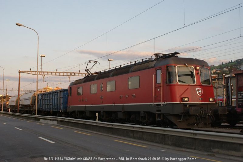 Die Re 6/6 11664  Kniz  beim Zwischenhalt in Rorschach, der frs Fotografieren gerade gelegen kam.
Rorschach 26.09.08