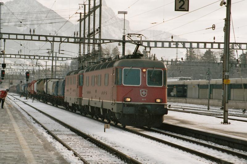 Die Re 6/6 11668  Stein-Sckingen  und eine Re 4/4, am 25.1.04 bei der Durchfahrt beim Bahnhof Arth-Goldau