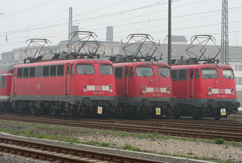 Die RE4 Verstrker mit 110 415-7, 110 362-1 und 110 494-2 stehen am 13.04.2009 in Aachen Rothe Erde