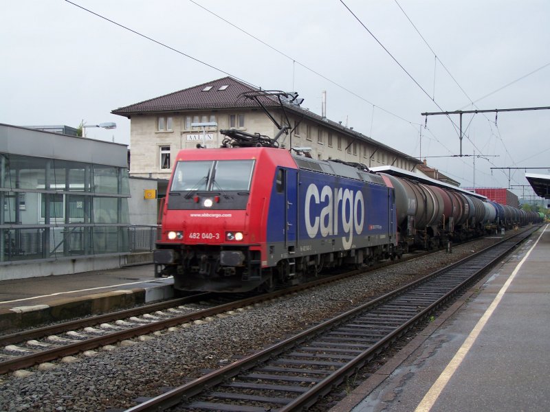 Die Re482 040-3 der Sbb-Cargo bei der Durchfahrt des Bahnhofes Aalen. Der Zug fuhr weiter in Richtung Stuttgart. Aufgenommen am 28.September 2007