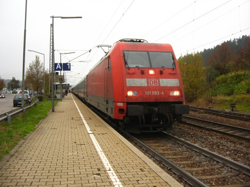 Die recht dreckige 101 083-4 steht mit dem IC 2006 nach Dortmund in St.Georgen zur Abfahrt bereit 27.10.07