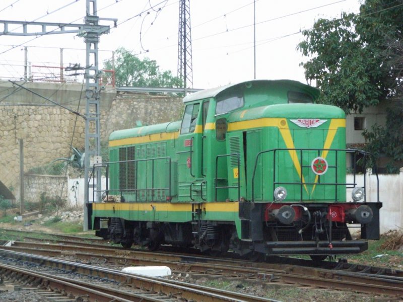 Die recht neu lackierte DG-237 in Sidi Kacem. 
Die Reihe DG stammt aus Polen von Fablok und entspricht der polnischen Reihe SM42. Nur die �bergro�en polnischen Scheinwerfer fehlen. Die Loks des ONCF haben nach traditionellem franz�sischem Vorbild nur zwei Scheinwerfer
Sidi Kacem 24.01.2007