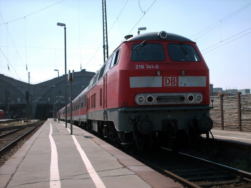 Die in Regensburg beheimatete 218 141-0 zog am 26.04.2007 den RegionalExpress  VierlnderExpress  von Leipzig Hauptbahnhof nach Mnchen Hbf auf den Auengleis 8a. Unter anderem war ein Bimz eingereiht und der rest aus ex-Silberlingen.