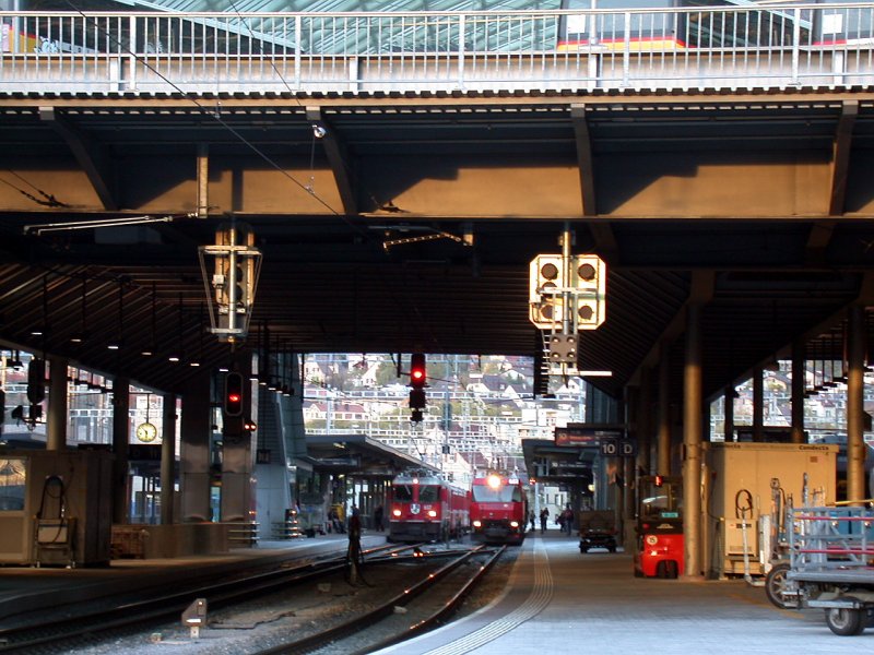 Die Regio Express nach Disentis und St.Moritz fahren in Krze Richtung Sonnenuntergang. Chur 26.10.2006