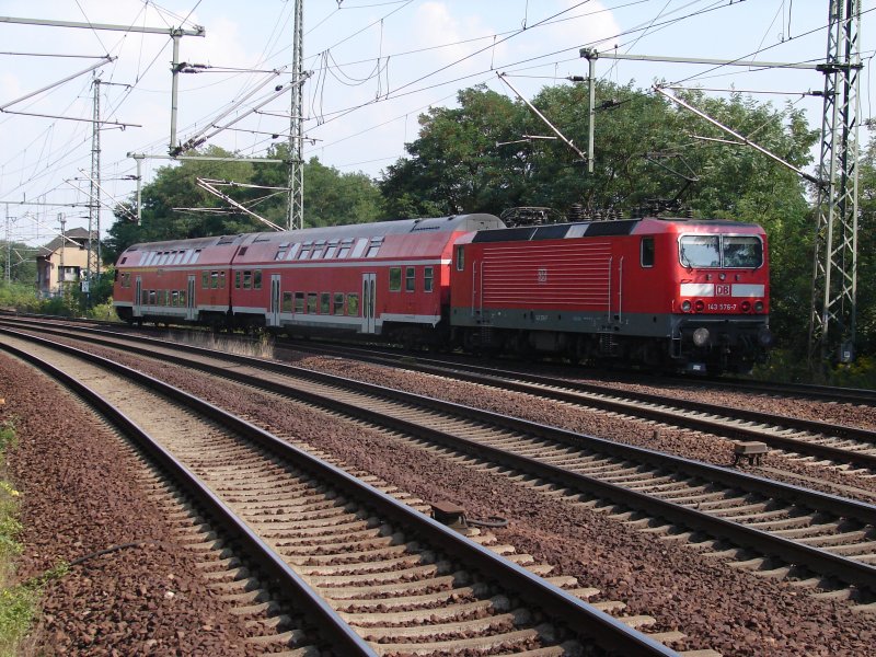 Die RegionalBahn 21 nach Potsdam Griebnitzsee hat gerade den Bahnhof Potsdam Park Sanssouci verlassen. Der nchste Halt Potsdam Charlottenhof.