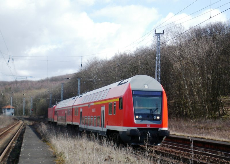 Die Regionalbahn aus Richtung Lutherstadt Eisleben erreicht am 29.03.2008 den bahnhof Riestedt und fhrt weiter nach Nordhausen. 