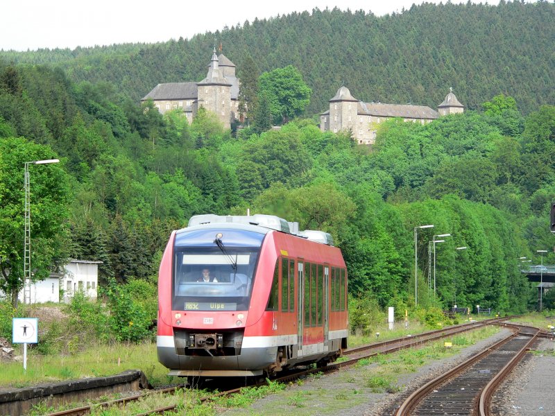 Die Regionalbahn von Finnentrop nach Olpe fhrt in den Bahnhof von Attendorn ein. Im Hintergrund Burg Schnellenberg.