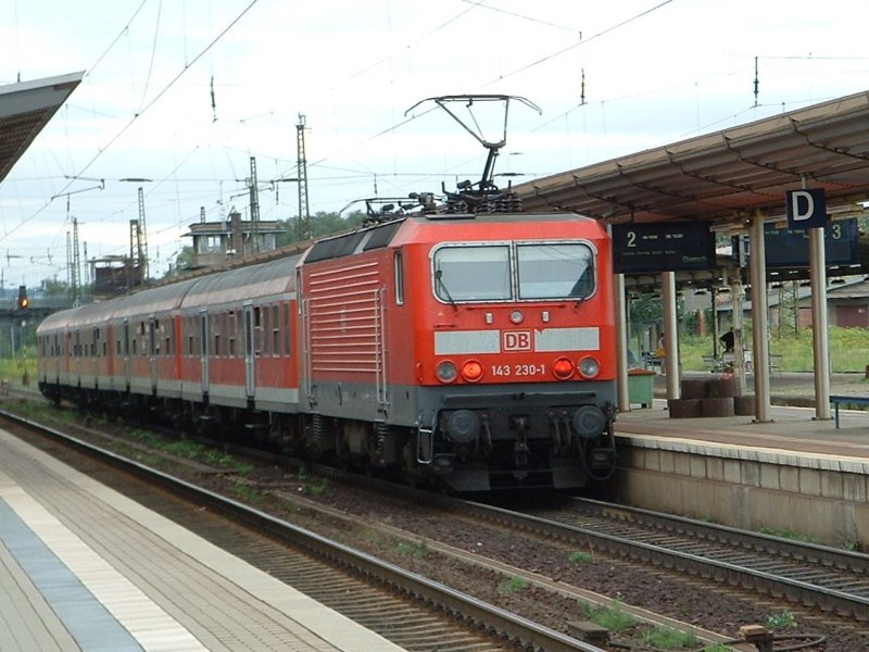 Die Regionalbahn Halle-Eisenach verlt Bf Naumburg (Saale) in Richtung Apolda.
Aufgenommen am 01.08.2006 18:05