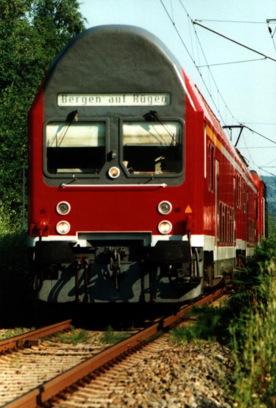 Die RegionalBahn nach Bergen (gebildet aus einem DABbuzf777, einem DBuz747 und 143 175) ist gerade aus dem Ostseebad Binz abgefahren (aufgenommen am Ortsausgang von Binz). 
Datum: 9.7.02 