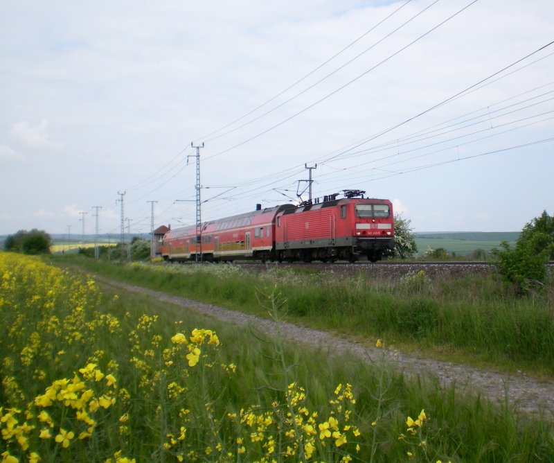 Die Regionalbahn nach Eilenburg ber Halle (S) hat die Blankenheimer Rampe in Angriff genommen und wird in krze Riestedt erreichen, 20.05.2008. Gezogen wird der Zug von 143 285.