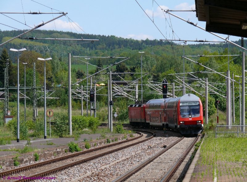 Die Regionalbahn RB17322 ist ein von einer 143 geschobener Doppelstock-Wendezug. Sie fhrt von Dresden ber Flha und Chemnitz nach Zwickau.
Hier findet sie gerade durch ein Mastengewirr in den Bahnhof Flha.
11.05.2008
