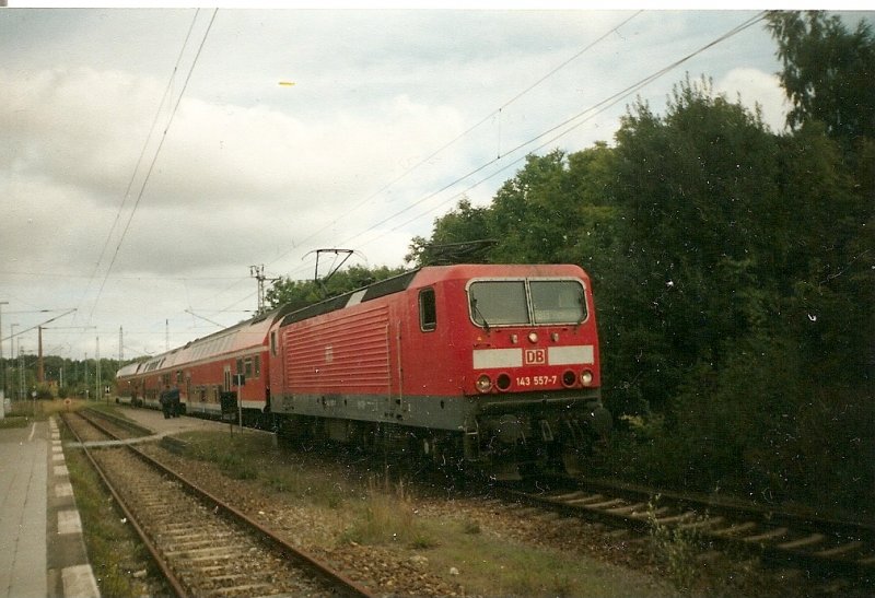 Die Regionalbahn Sassnitz-Stralsund mit der 143 557 im Herbst 2005 in Sagard.2005 war der Bahnhof noch mit einem Fahrdienstleiter besetzt.Inzwischen wird der Bahnhof vom nahgelegenden Bahnhof Lancken gesteuert.