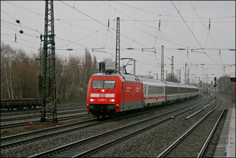 Die relativ saubere 101 057 brettert mit dem EuroCity 103, von Hamburg-Altona (ab 6:32 Uhr) nach Chur (an 18:43 Uhr), am Haltepunkt Bochum-Ehrenfeld Richtung Essen. In Basel SBB wird der Zug an die SBB bergeben. (05.01.08)
