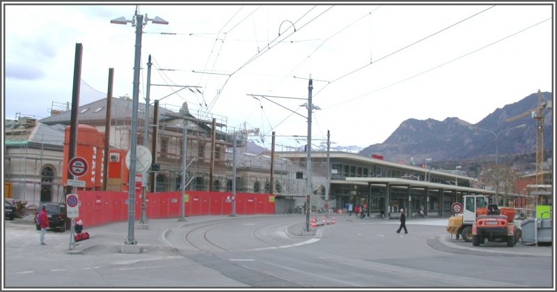 Die Renovation des alten Bahnhofes links ist bald abgeschlossen.Rechts davon steht der neue Annexbau, davor die zwei Gleise der Arosabahn und rechts daneben die Busstation des Churer Stadtbuses. (03.12.2006)