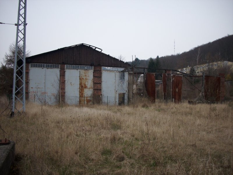 Die Reste des ehmaligen Lokschuppens von Sassnitz am 11.04.2008.Der Lokschuppen brannte 1997 ab.