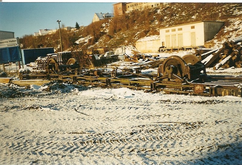 Die Reste eines Wagens im ehmaligen Bahnhof Sassnitz Hafen im Januar 2000.Der Wagen war der letzte Wagen im Sassnitzer Hafen.